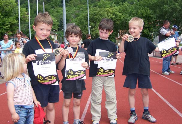 Jan-Philipp Joshua Maximilian Patrik mit Urkunde und Medaille Jan-Philipp Joshua Maximilian Patrik mit Urkunde und Medaille